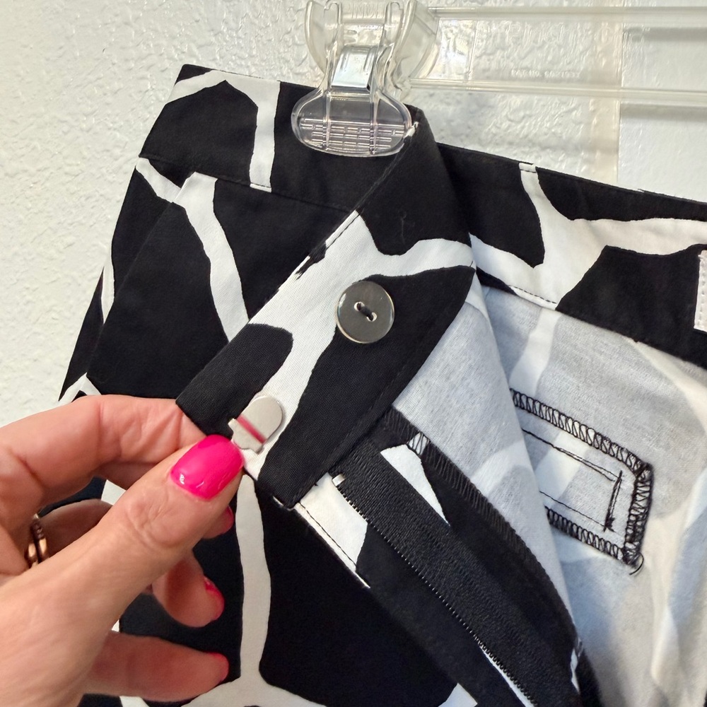 Michael Kors Black and White Patterned Women Shorts - Picture 6 of 16